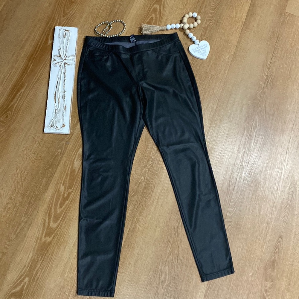 LIKE NEW Ladies HUE Faux Leather Pants